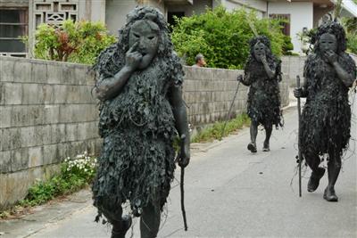 島尻集落に現れた泥まみれの3体の厄払いの神、パーントゥ