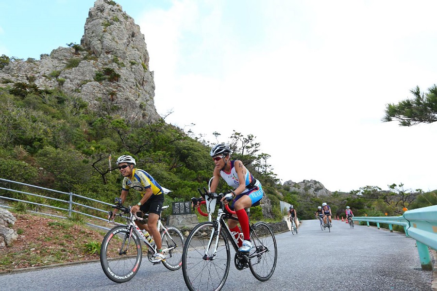 島の景勝地・陸ギタラなどをバイクコースで巡ることができるのも魅力 島の景勝地・陸ギタラなどをバイクコースで巡ることができる