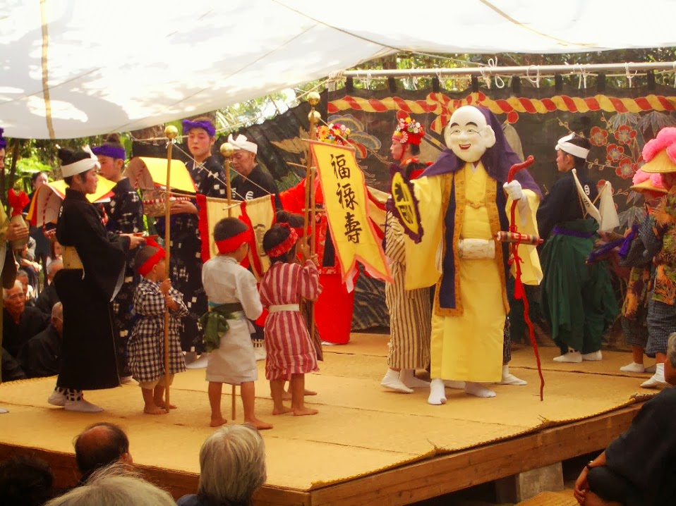 祭りの2日目、ショウニツ(正日)に登場したフクルクジュ 祭りの2日目、ショウニツ(正日)に登場したフクルクジュ