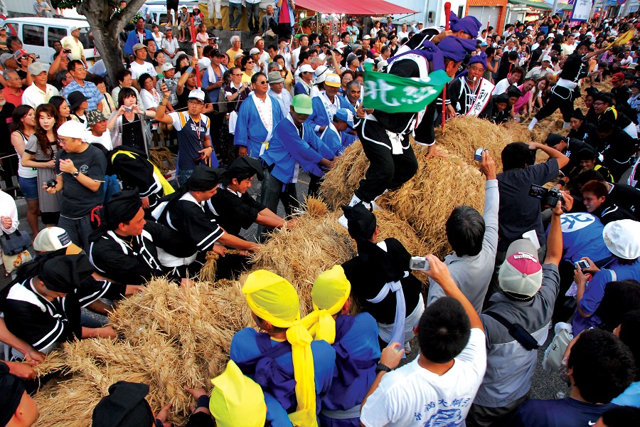 白熱した糸満大綱引の様子 白熱した糸満大綱引の様子