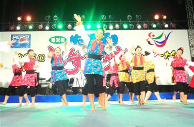 祭りのメインイベント「飛衣羽衣カチャーシー大会」