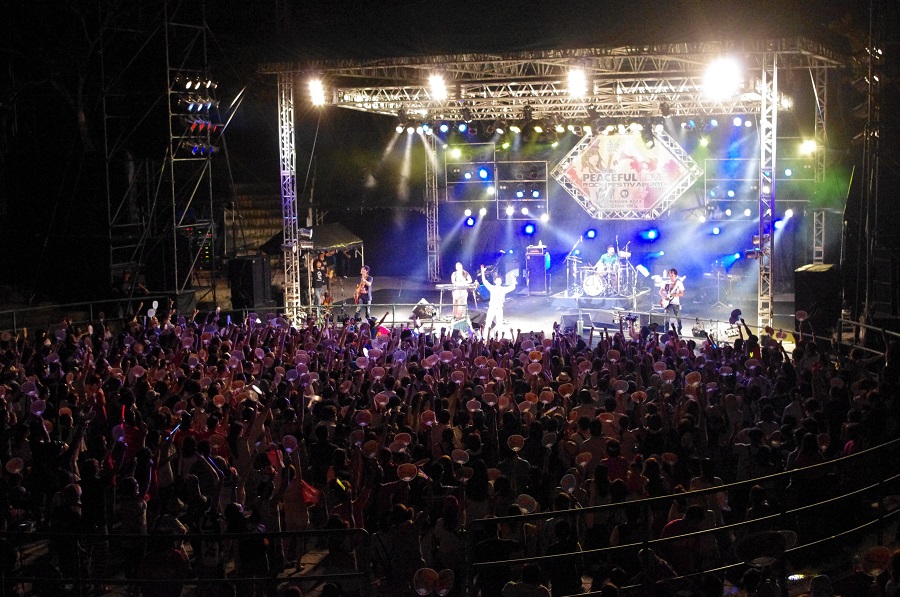 辺りが暗くなると、会場の熱気もピークに達する 辺りが暗くなると、会場の熱気もピークに達する