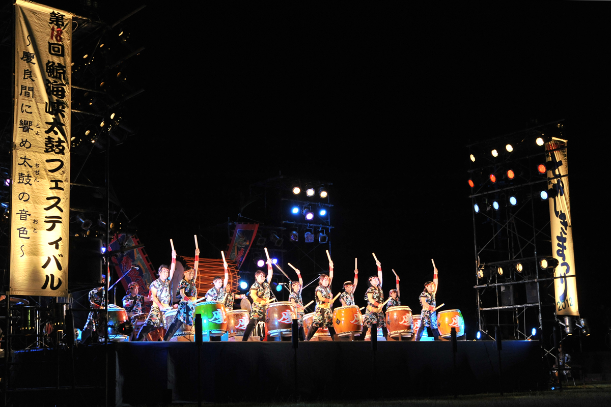 1986年に結成された慶良間太鼓の勇壮な演舞 1986年に結成された慶良間太鼓の勇壮な演舞