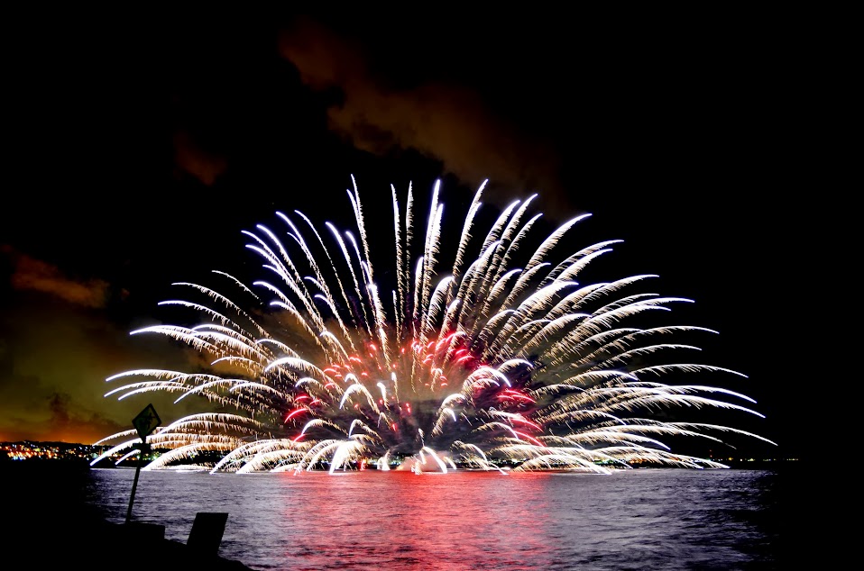 水中花火が海面に美しく映える 水中花火が海面に美しく映える