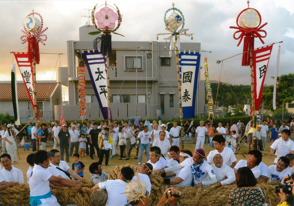 2003年に行われた津嘉山大綱曳きの様子 2003年に行われた津嘉山大綱曳きの様子