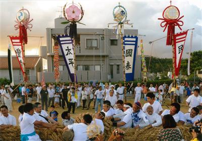 2003年に行われた津嘉山大綱曳きの様子