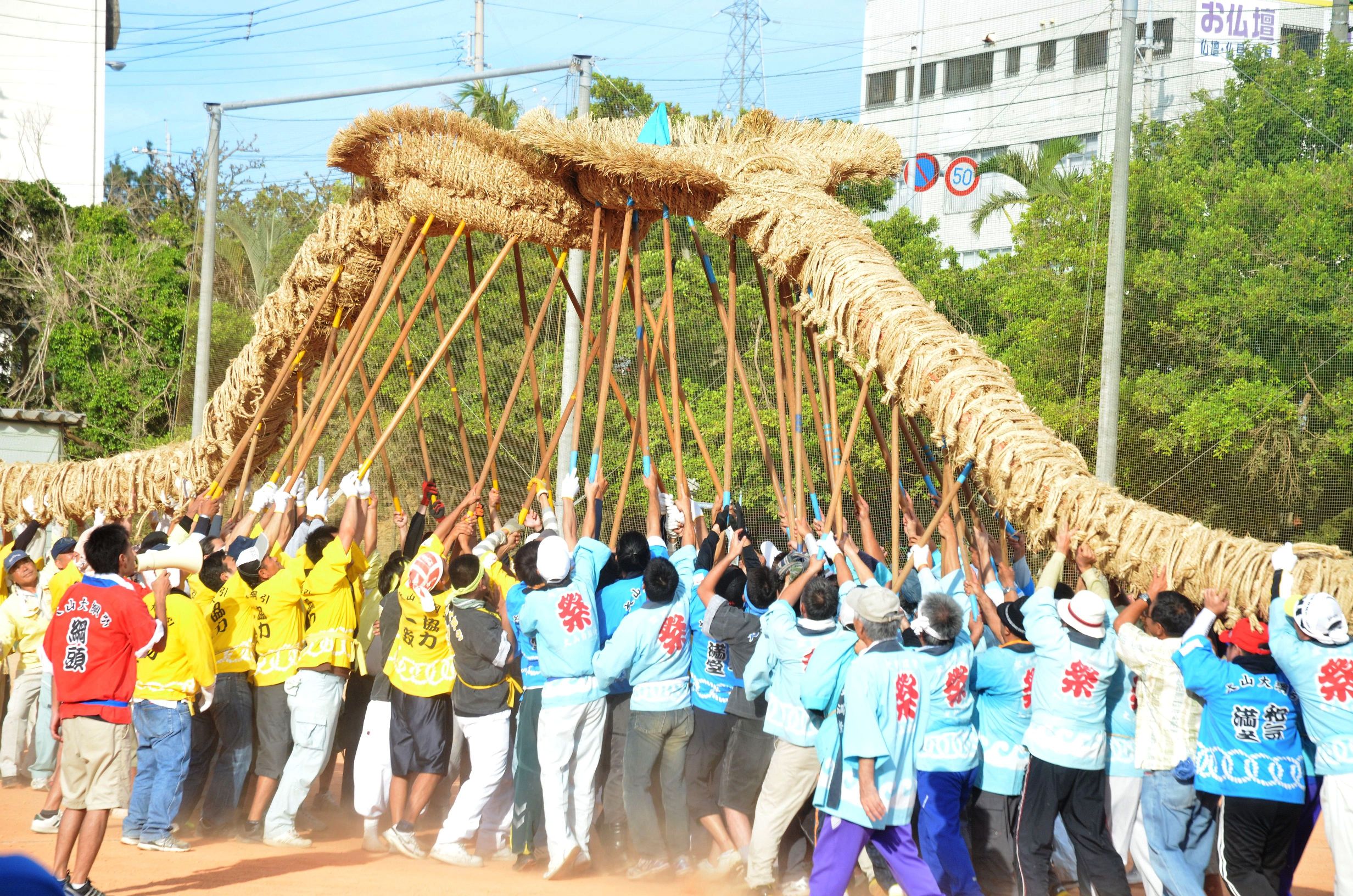 大山名物「アギエー勝負」、2本の大綱の先端を掲げてぶつけ合う 大山名物「アギエー勝負」、2本の大綱の先端を掲げてぶつけ合う