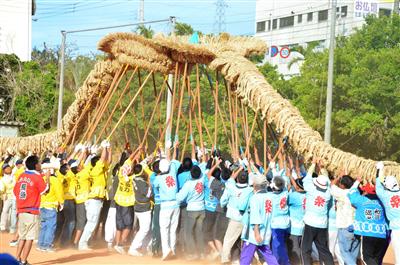 大山名物「アギエー勝負」、2本の大綱の先端を掲げてぶつけ合う