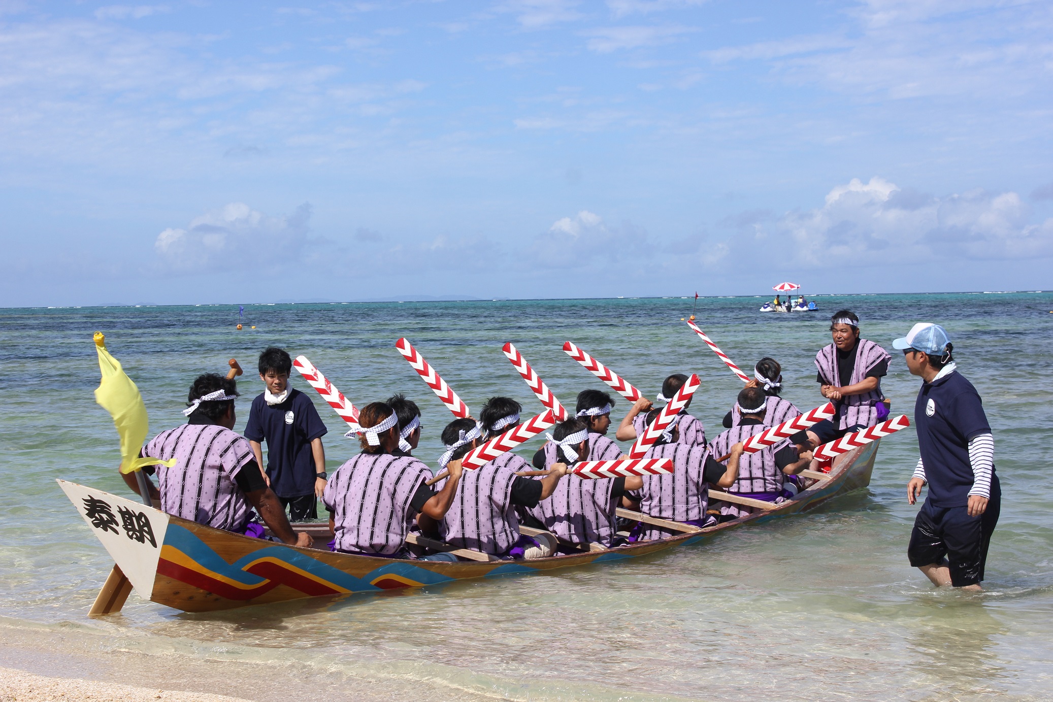 最初に安全祈願の御願ハーリーが行われる 最初に安全祈願の御願ハーリーが行われる
