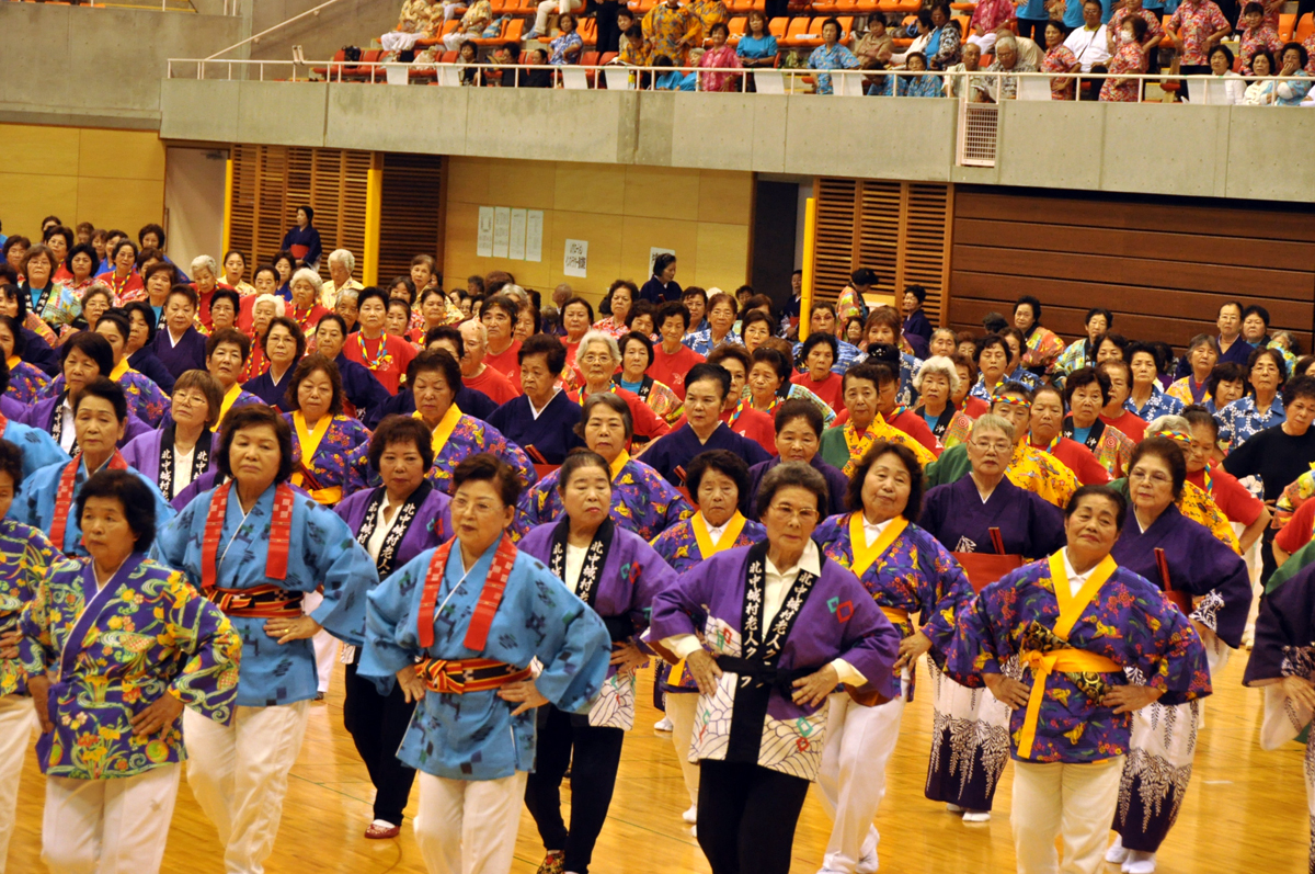 集団で大勢の踊り手が躍るため、大きな体育館がステージとなる 集団で大勢の踊り手が躍るため、大きな体育館がステージとなる