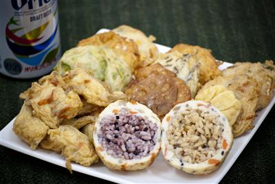 ご飯をギュッと閉じ込めた、オニギリかまぼこも人気