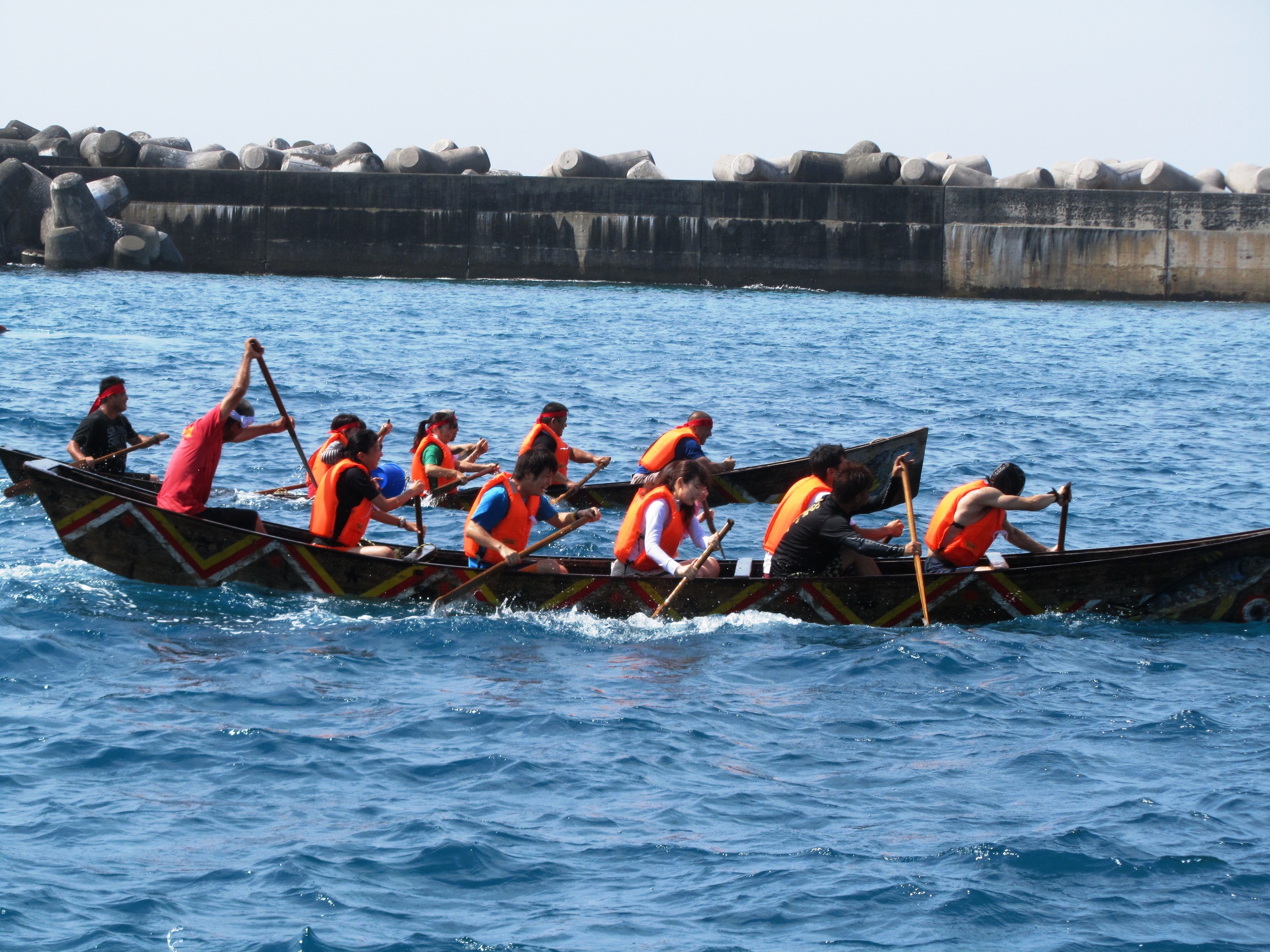 旧暦5月4日、サバニに乗って一生懸命にカイを漕ぐ 旧暦5月4日、サバニに乗って一生懸命にカイを漕ぐ
