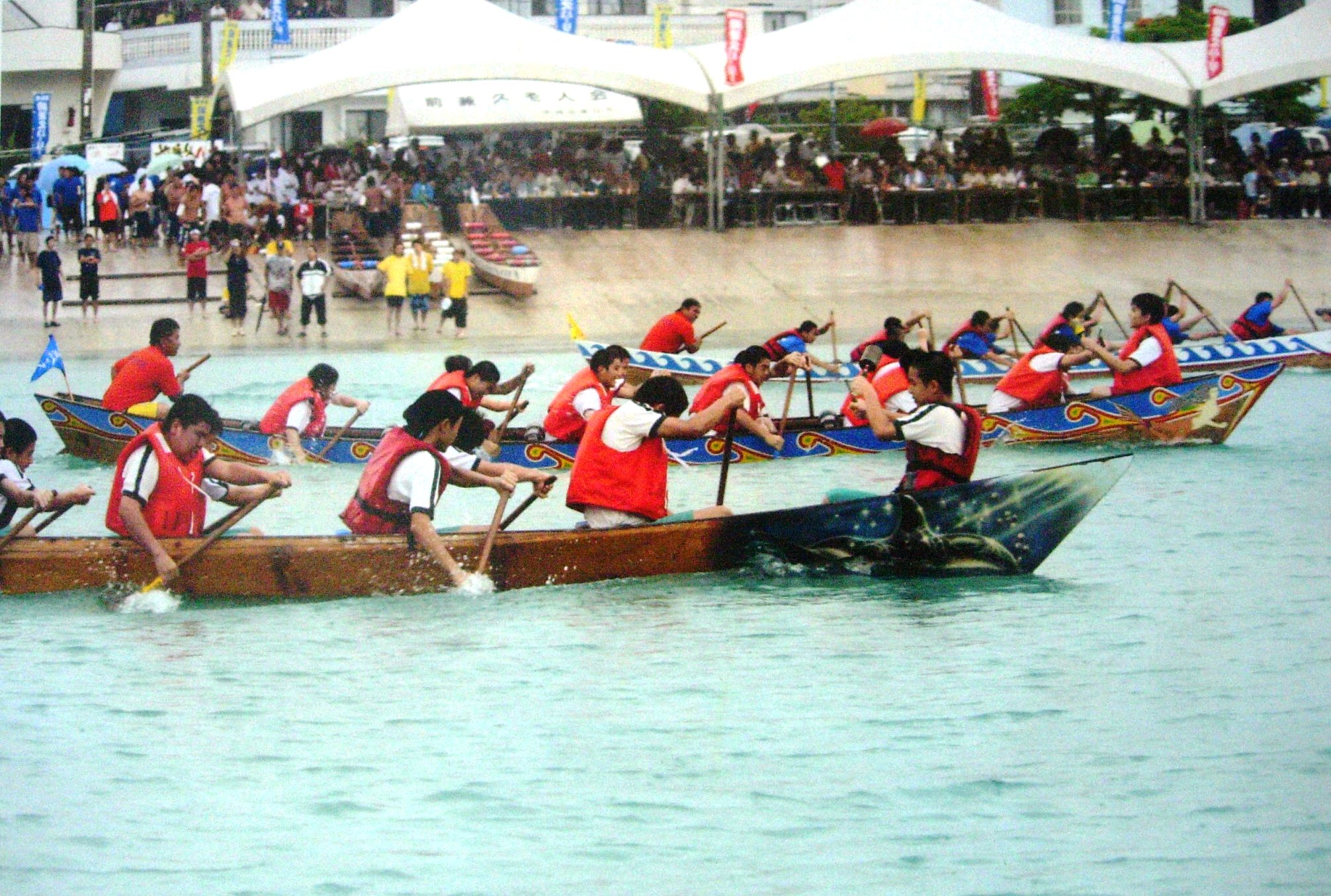 鉦の音に合わせてカイを漕ぎゴールを目指す。 鉦の音に合わせてカイを漕ぎゴールを目指す。