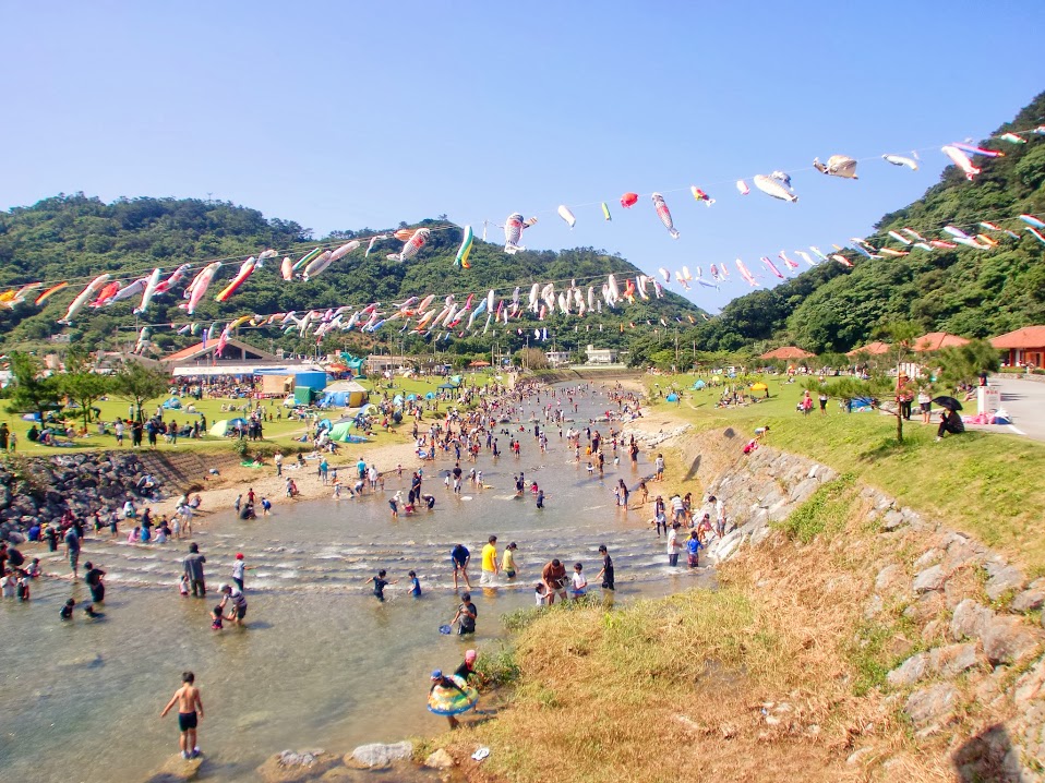奥川には700匹あまりの鯉のぼりが掲げられる 奥川には500匹あまりの鯉のぼりが掲げられる