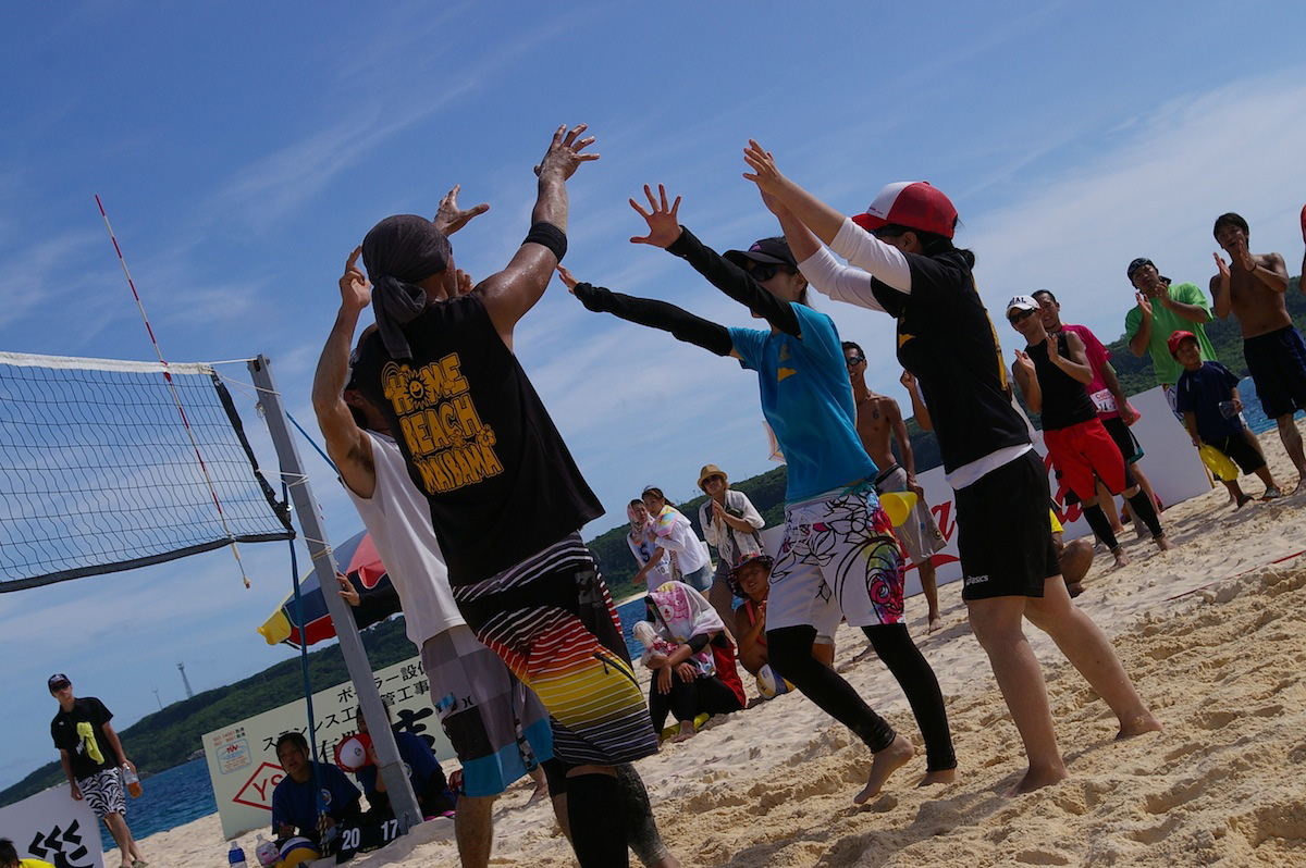 ポイントを決めて、喜びを分かち合う男女混成チーム ポイントを決めて、喜びを分かち合う男女混成チーム