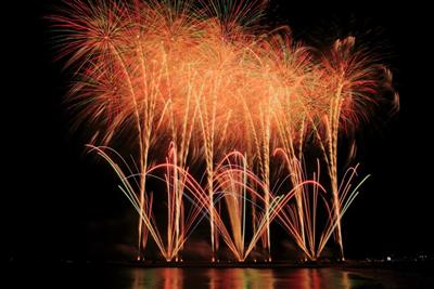 夜空を彩る1万発の花火