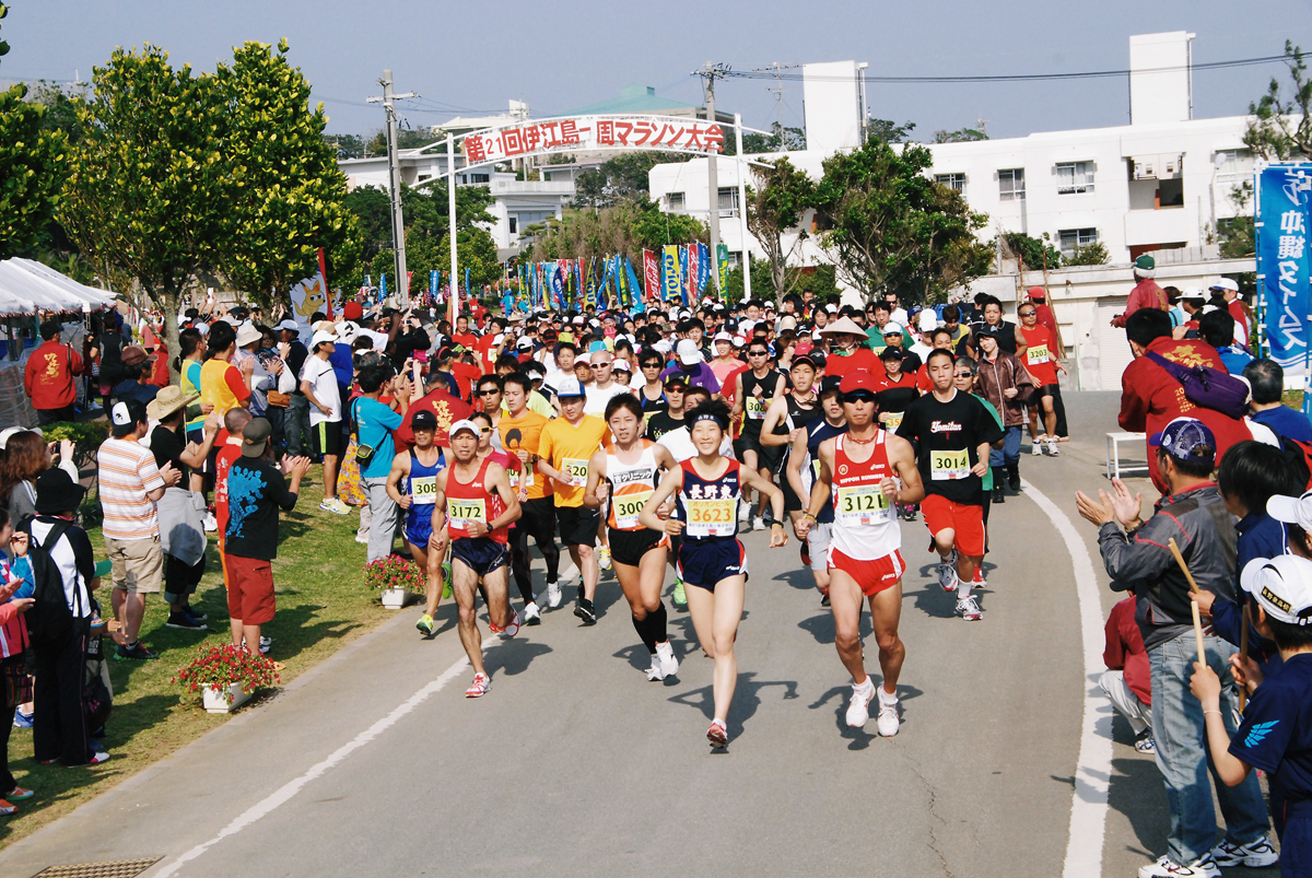 「第27回伊江島一周マラソン大会のスタートの様子」 ダッシュで駆け抜けていくスタートシーン