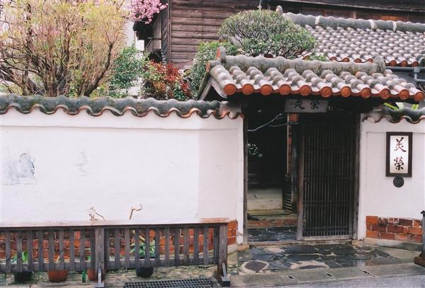 赤瓦の趣ある建物