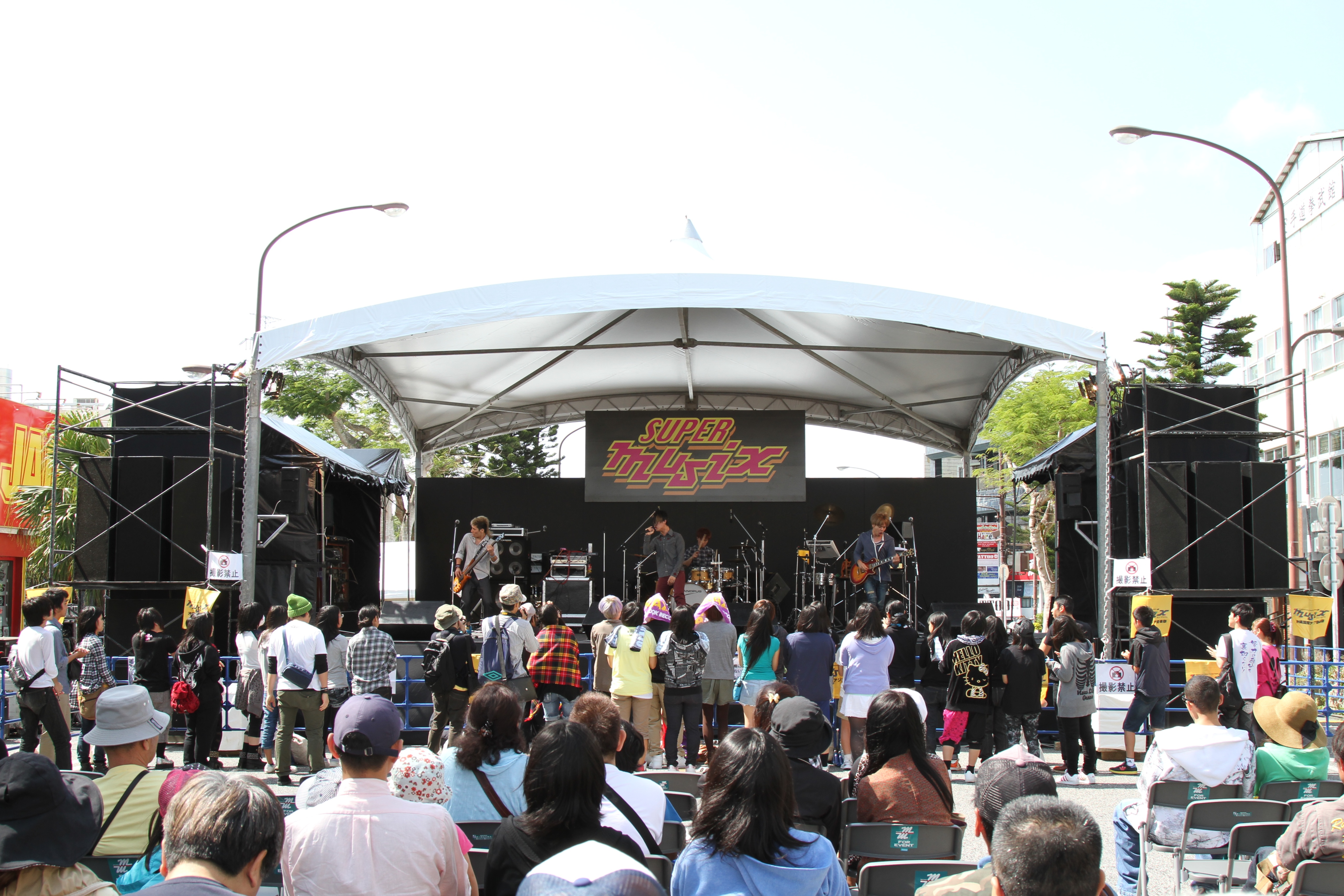 にぎわう特設野外ステージ にぎわう特設野外ステージ