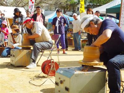 職人の焼物作りを間近に見ることができる