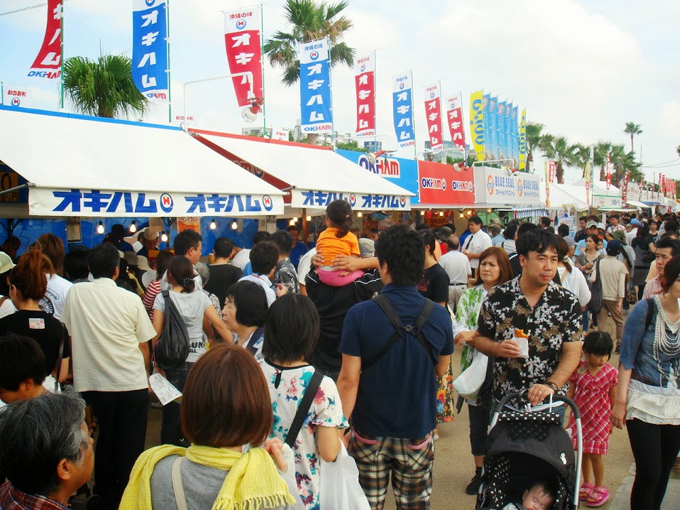 飲食コーナーは毎年家族連れでたいへんにぎわう さまざまな業種のブースが集まって活気あふれる会場内