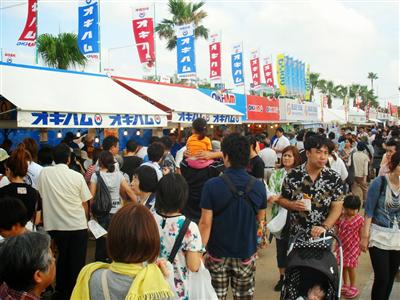 さまざまな業種のブースが集まって活気あふれる会場内