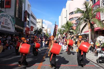 真夏の国際通りにエイサーの太鼓が響く