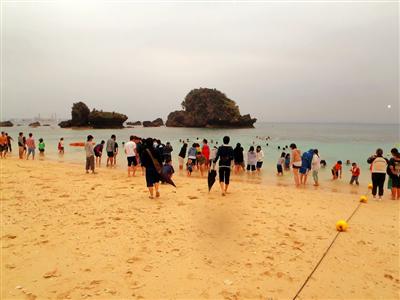 子どもたちによる海開きセレモニーの後は、みんなで青い海へGO