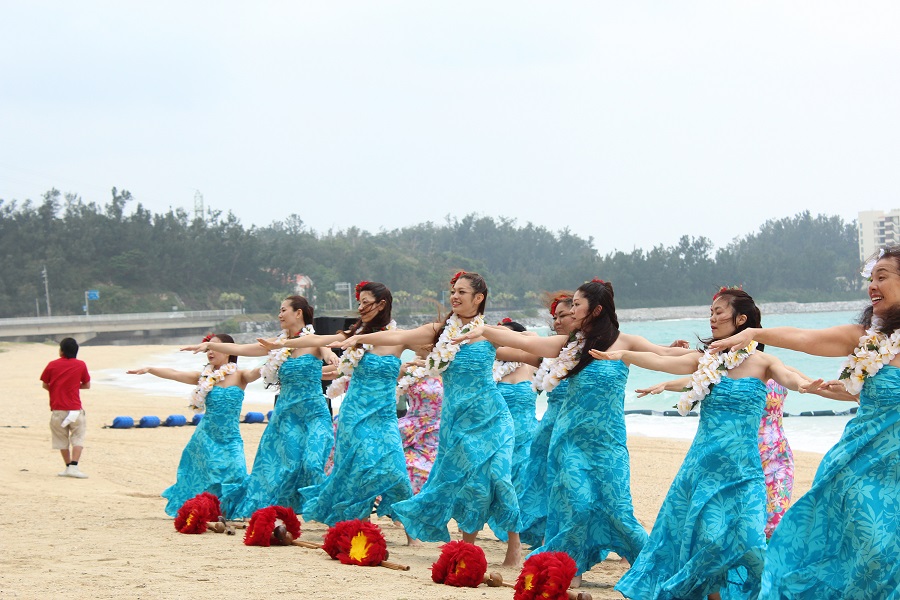 優雅な舞で観客を魅了するフラダンス 優雅な舞で観客を魅了するフラダンス