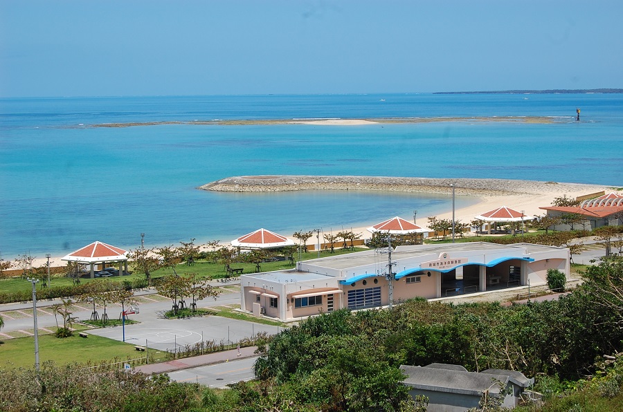 美味しいお肉をほおばりながらバーベキューを満喫中! 美味しいお肉をほおばりながらバーベキューを満喫中!