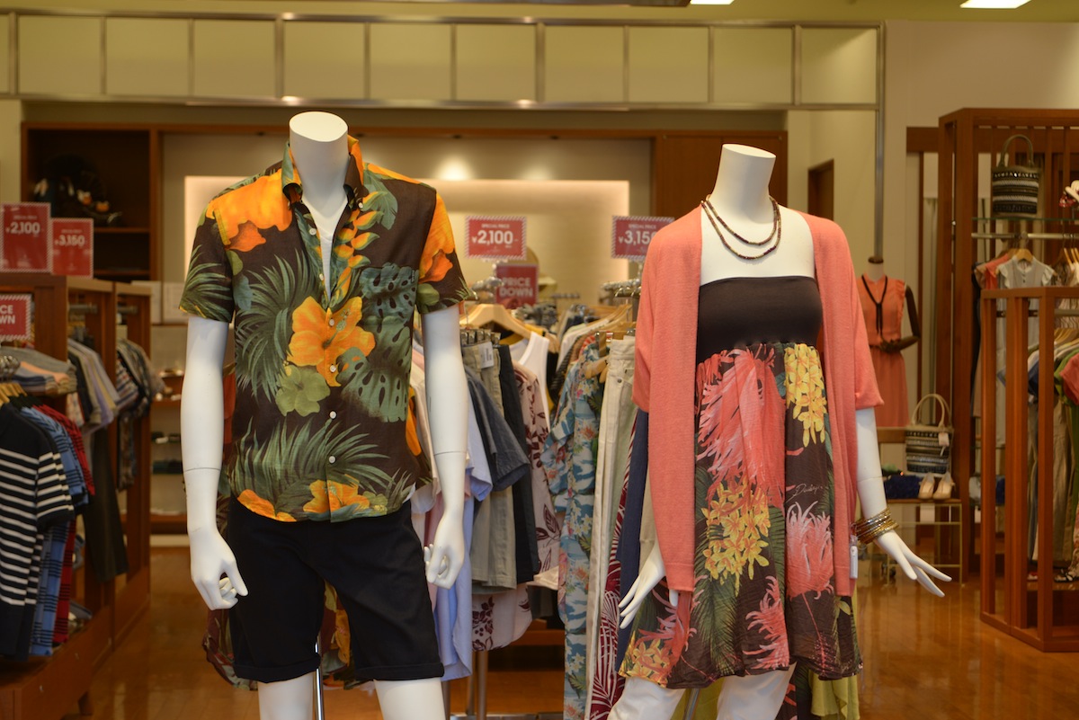 花柄のシャツやワンピースは旅行気分が高まる一着 花柄のシャツやワンピースは旅行気分が高まる一着