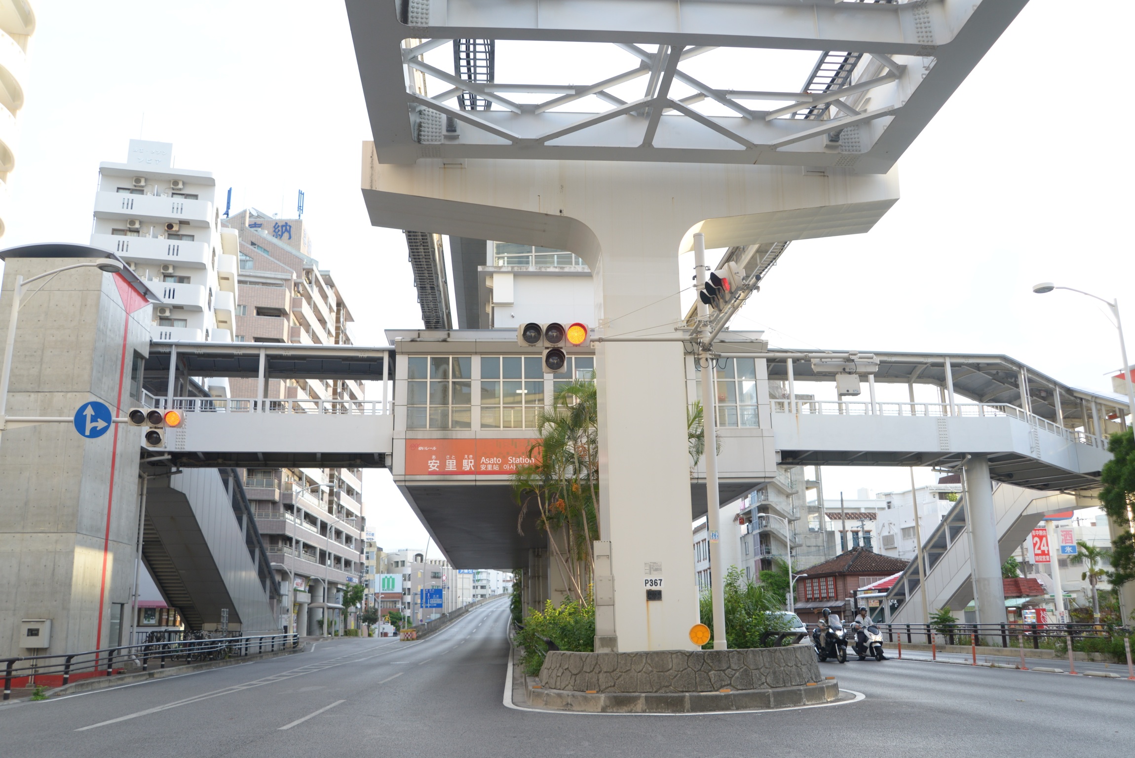 那覇空港から国際通りを超えれば安里駅だ 那覇空港から国際通りを超えれば安里駅だ