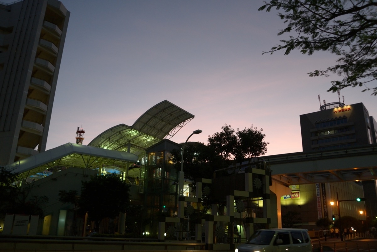 羽を大きく広げ、今にも飛び立ちそうな様子の駅舎 羽を大きく広げ、今にも飛び立ちそうな様子の駅舎