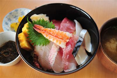新鮮な海鮮を使ったどんぶりものなど、沖縄の魚が食べられる