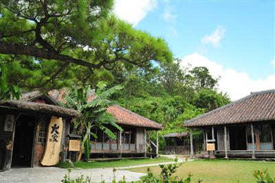 緑の中に赤瓦の古民家が沖縄を感じさせる