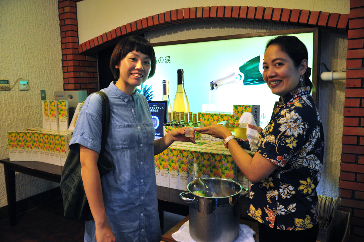 もちろん試飲ができるワイン館。パイナップルのさわやかな香りが漂う もちろん試飲ができるワイン館。パイナップルのさわやかな香りが