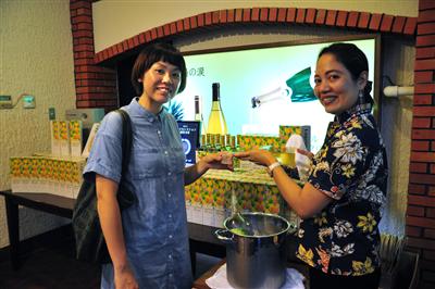 もちろん試飲ができるワイン館。パイナップルのさわやかな香りが