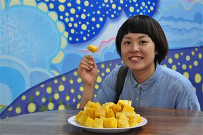 大皿に山盛りのパイナップルは試食し放題