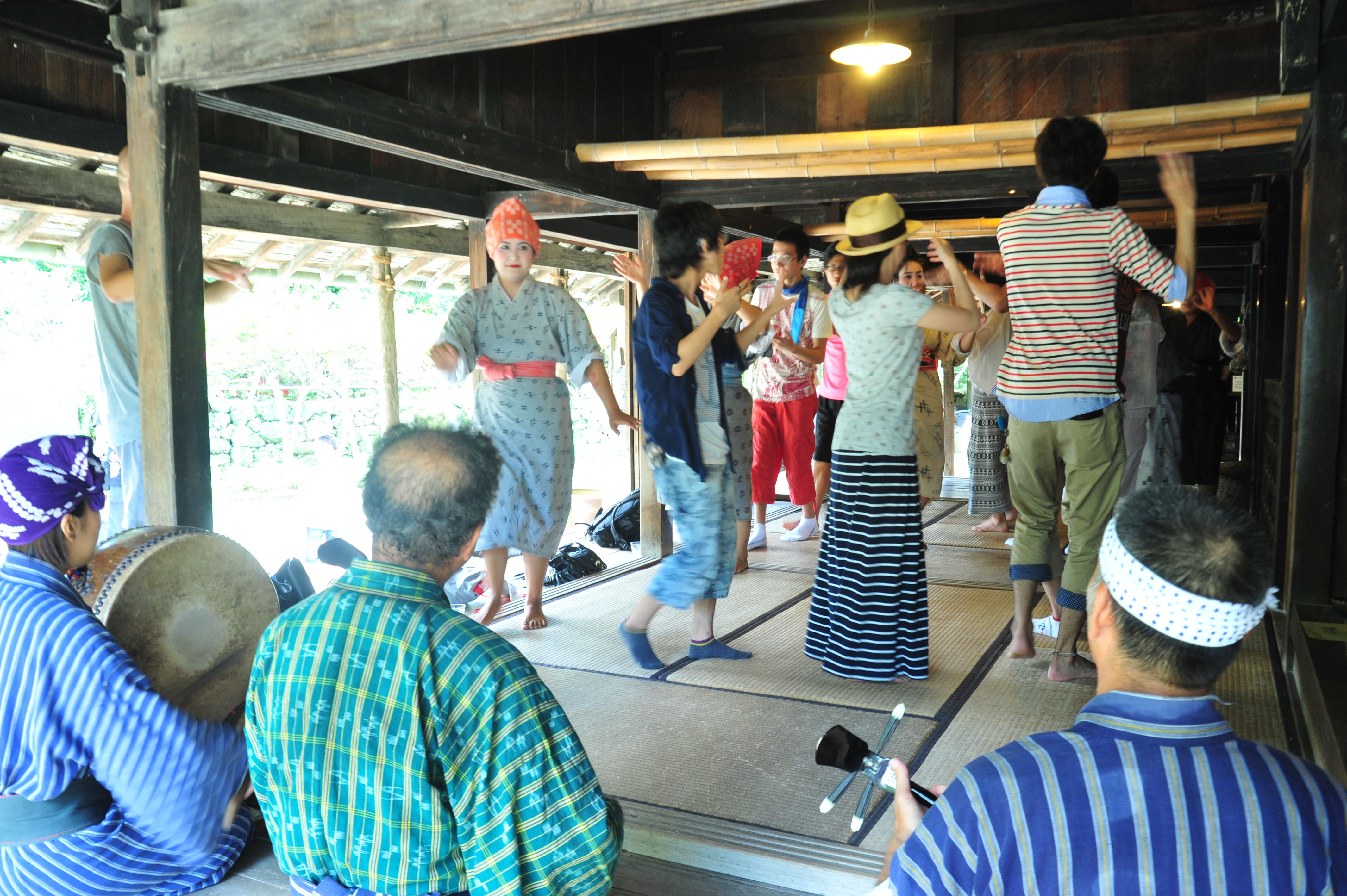 客さんとスタッフが入り乱れてのカチャーシー! 沖縄らしさを全身で体感 客さんとスタッフが入り乱れてのカチャーシー!