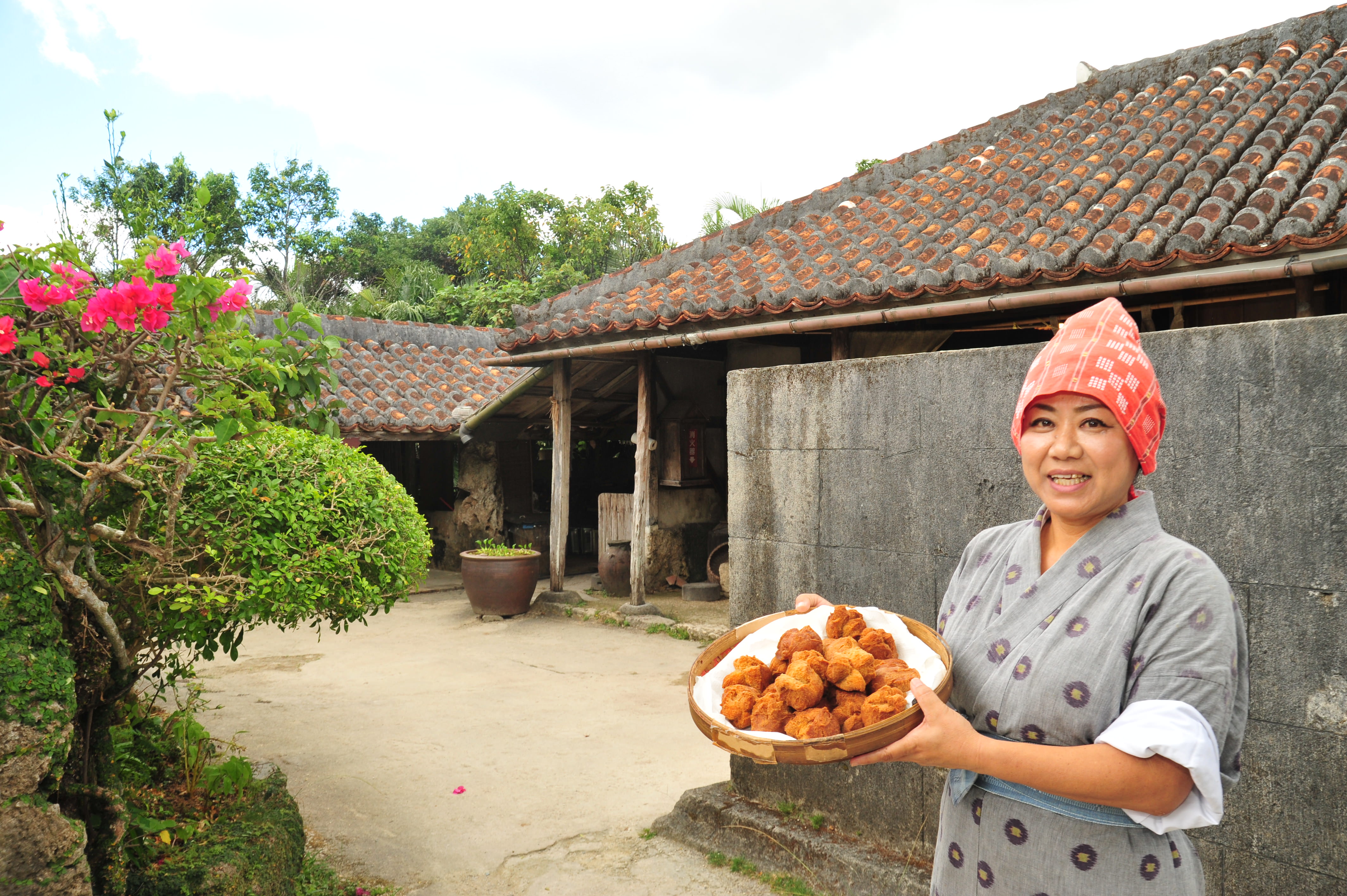 かまどで揚げるサーターアンダギー(揚げドーナッツ)は格別 かまどで揚げるサーターアンダギー(揚げドーナッツ)は格別