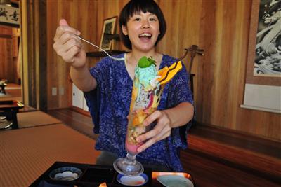 高さ30センチほどのパフェを堪能
