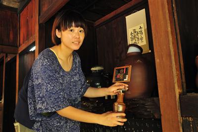 瓶にそそぐ際、泡盛の独特の香りが漂う