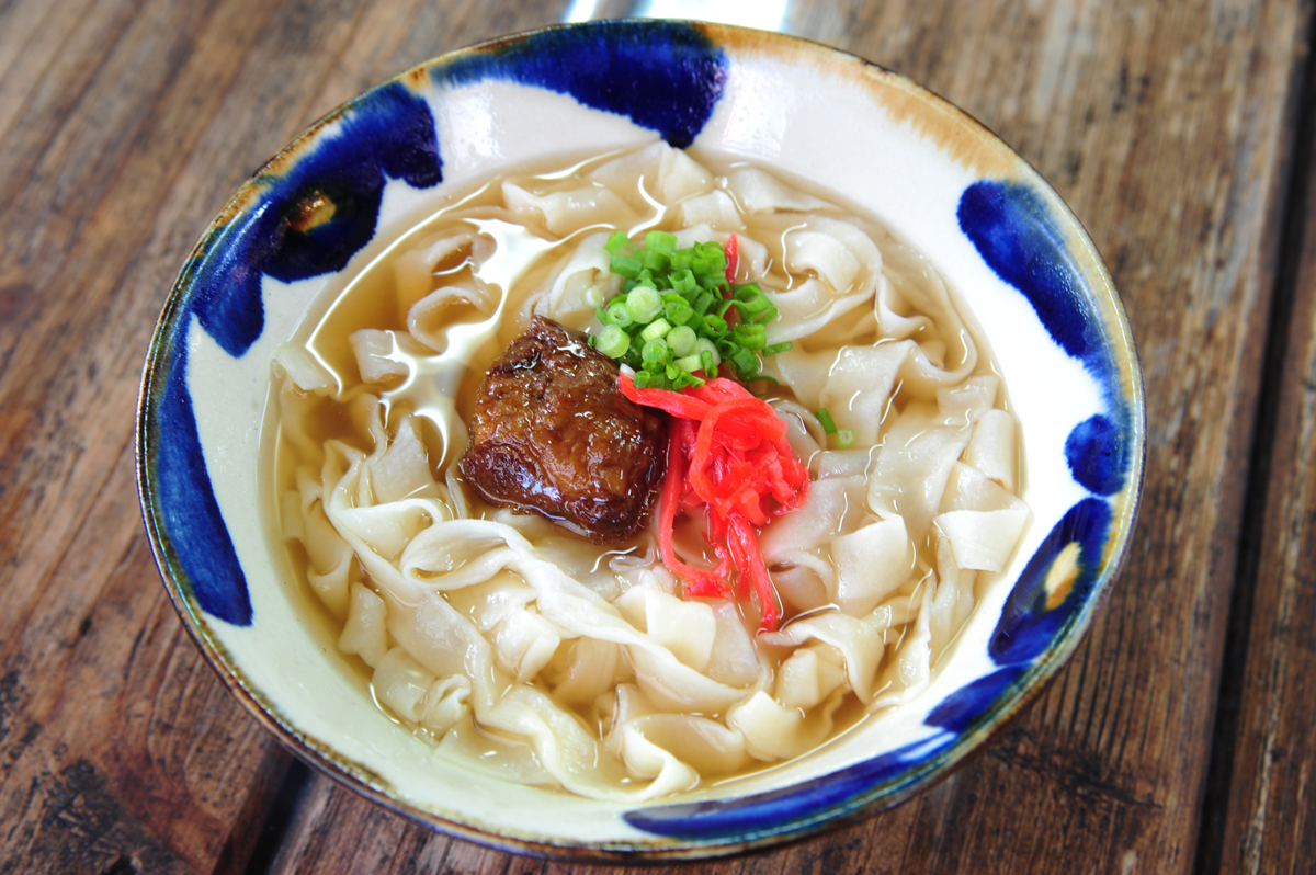 スープ、三枚肉、かまぼこ、ネギ、紅ショウガが付きで、オリジナルそばの出来上がり スープ、三枚肉、かまぼこ、ネギ、紅ショウガが付きで、オリジナ