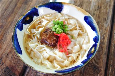 スープ、三枚肉、かまぼこ、ネギ、紅ショウガが付きで、オリジナ