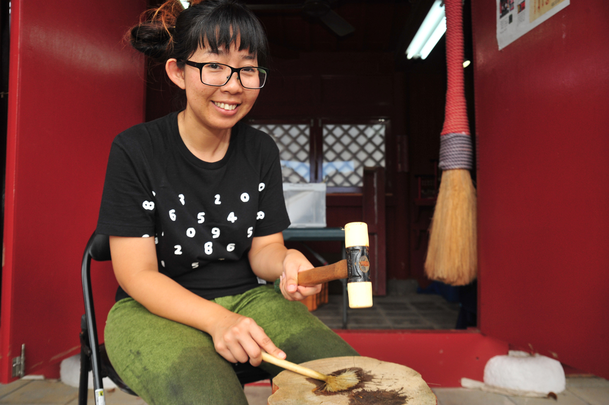 沖縄の浜に自生するアダンが筆になる 沖縄の浜に自生するアダンが筆になる