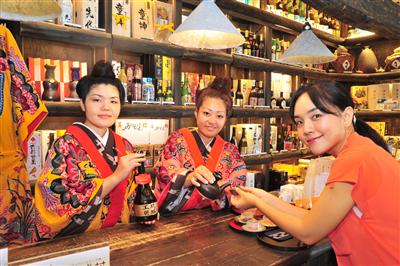 お好みの泡盛をじっくりと選ぶ
