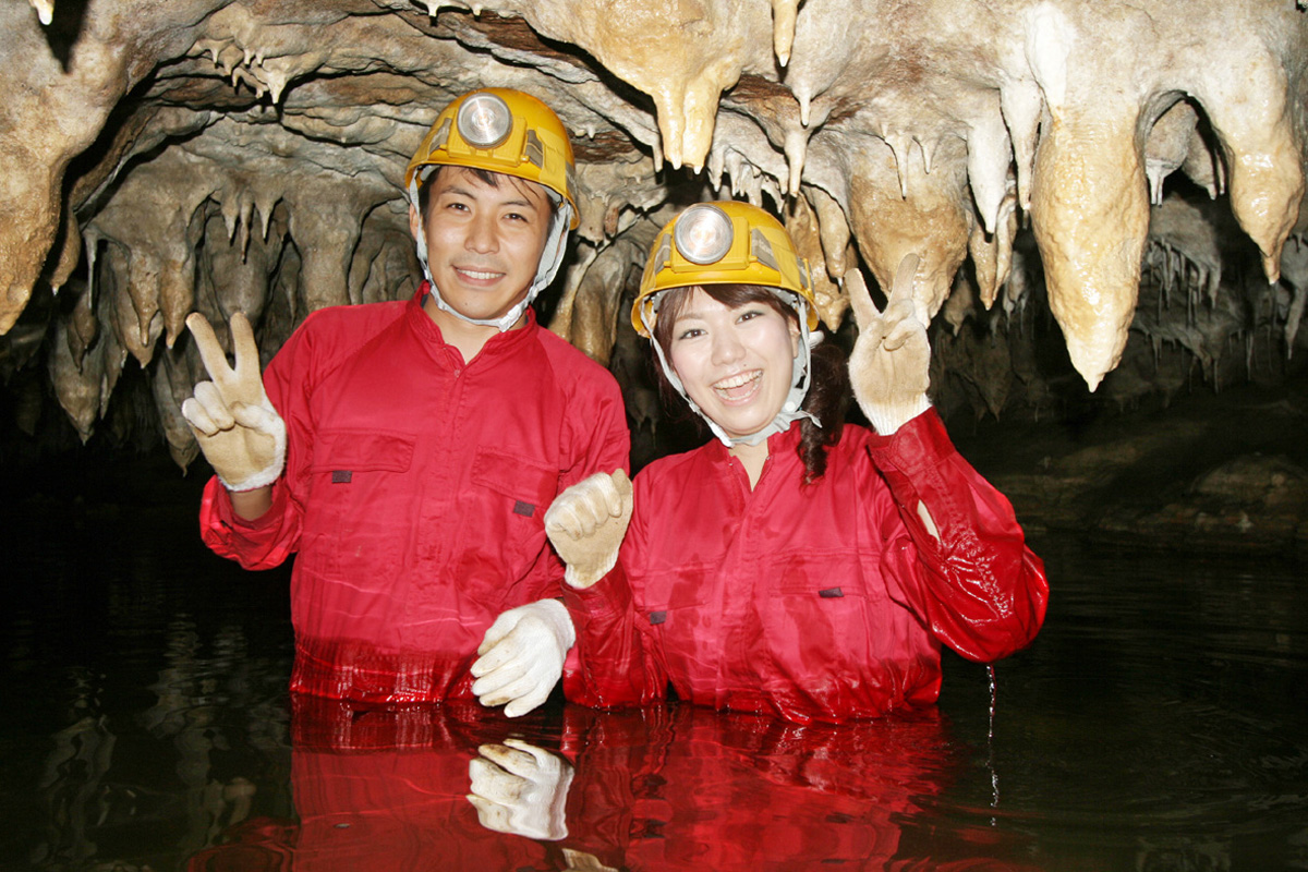 ヘルメットとヘッドランプを装着し、いざ探検! ヘルメットとヘッドランプを装着し、いざ探検!