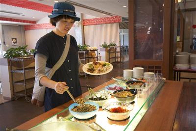 沖縄食材よりどりみどり、ランチだけのお得なバイキング