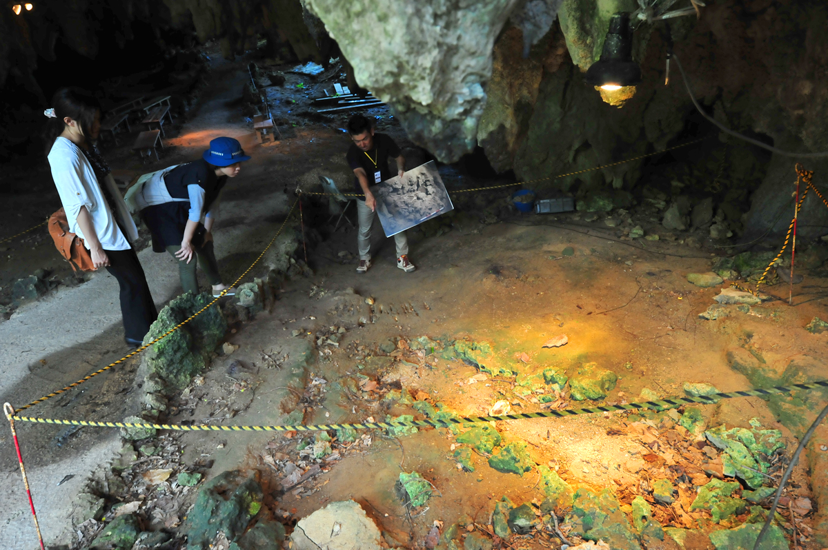 ガイドの説明に耳を傾け、古代人の暮らしに思いをはせる ガイドの説明に耳を傾け、古代人の暮らしに思いをはせる