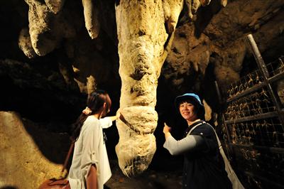イキガ洞の鍾乳石(子宝や命の成長を祈願する信仰の場所)
